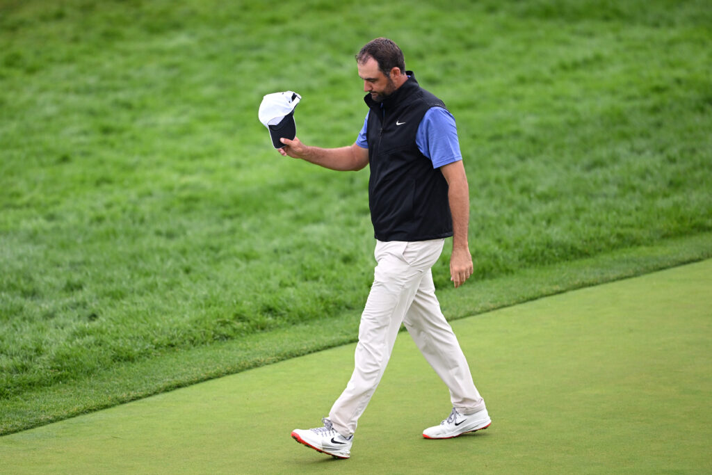 Scottie Scheffler acknowledges the crowd during the final round of the US Open