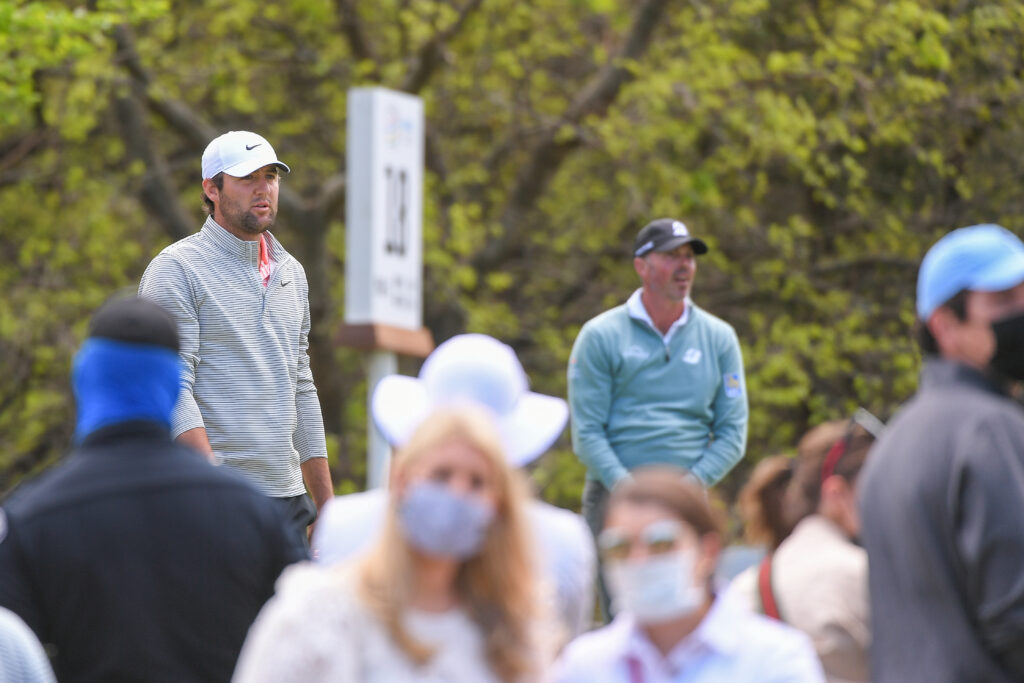 Scottie Scheffler and Matt Kuchar play the 18th hole during the semifinal match at the World Golf Championships-Dell Technologies Match Play