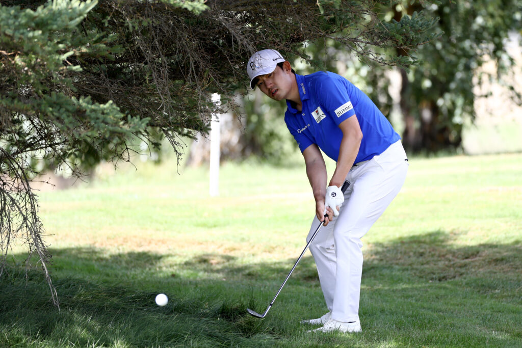 Bio Kim chips out during the New Zealand Golf Open