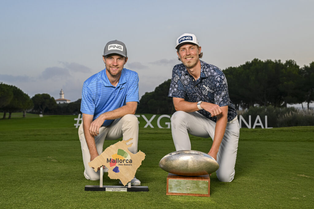 Rasmus Neergaard-Petersen (L) poses for picture with Kristoffer Reitan (R)