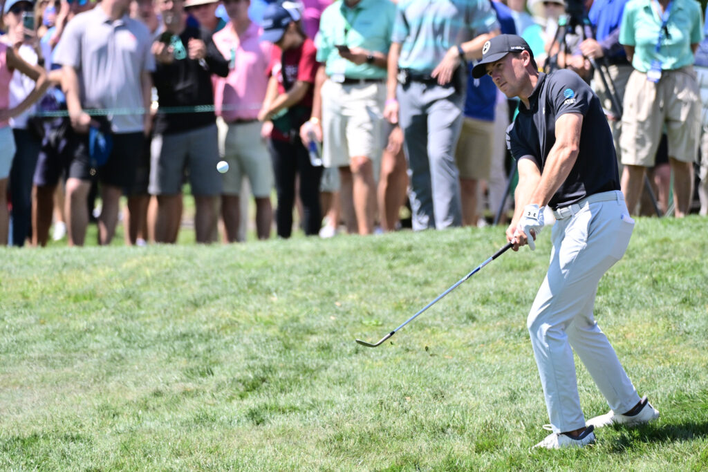 Jordan Spieth hits a chip onto the green during the first round of the Valspar Championship