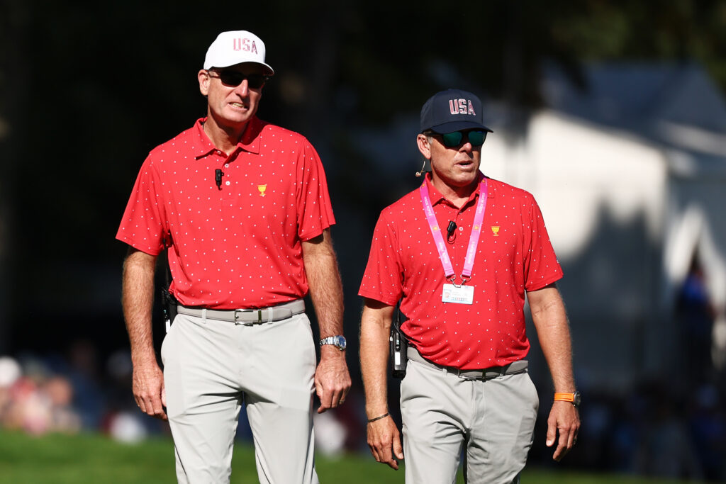 Jim Furyk speaks with Justin Leonard during the final day of the Presidents Cup